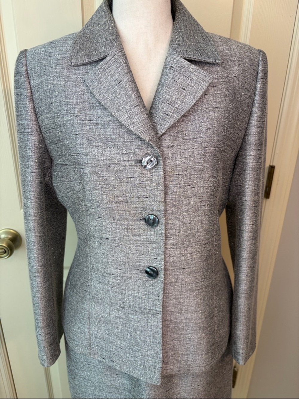 Le Suit Petite Shimmery Gray 3 Button Jacket and Skirt Suit Set Size 6P Like New - Picture 3 of 14